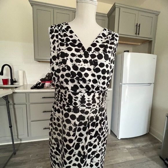 H&M Black and White V-Neck Dress Cummerbund Waist Size 12 - Picture 4 of 9